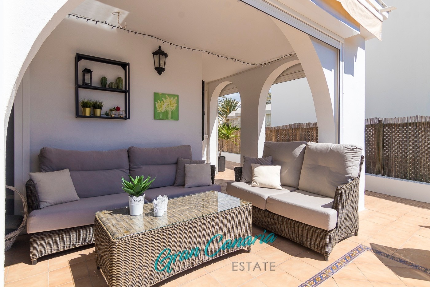 Skjermet uteområde med elektriske vegger for ytterlig skjerming Galleribilde