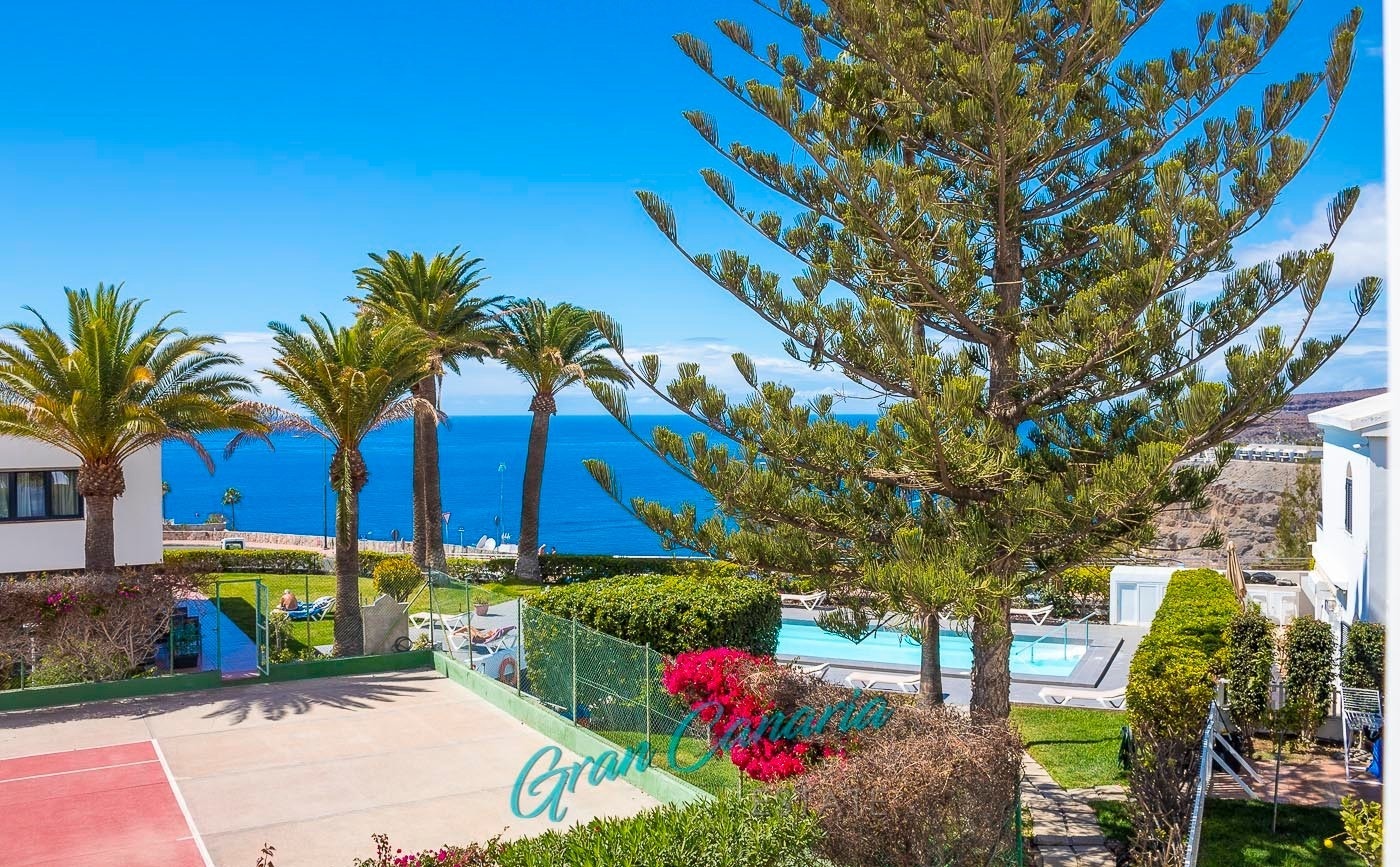 Eksklusivt privat område med oppvarmet basseng og tennisbane Galleribilde