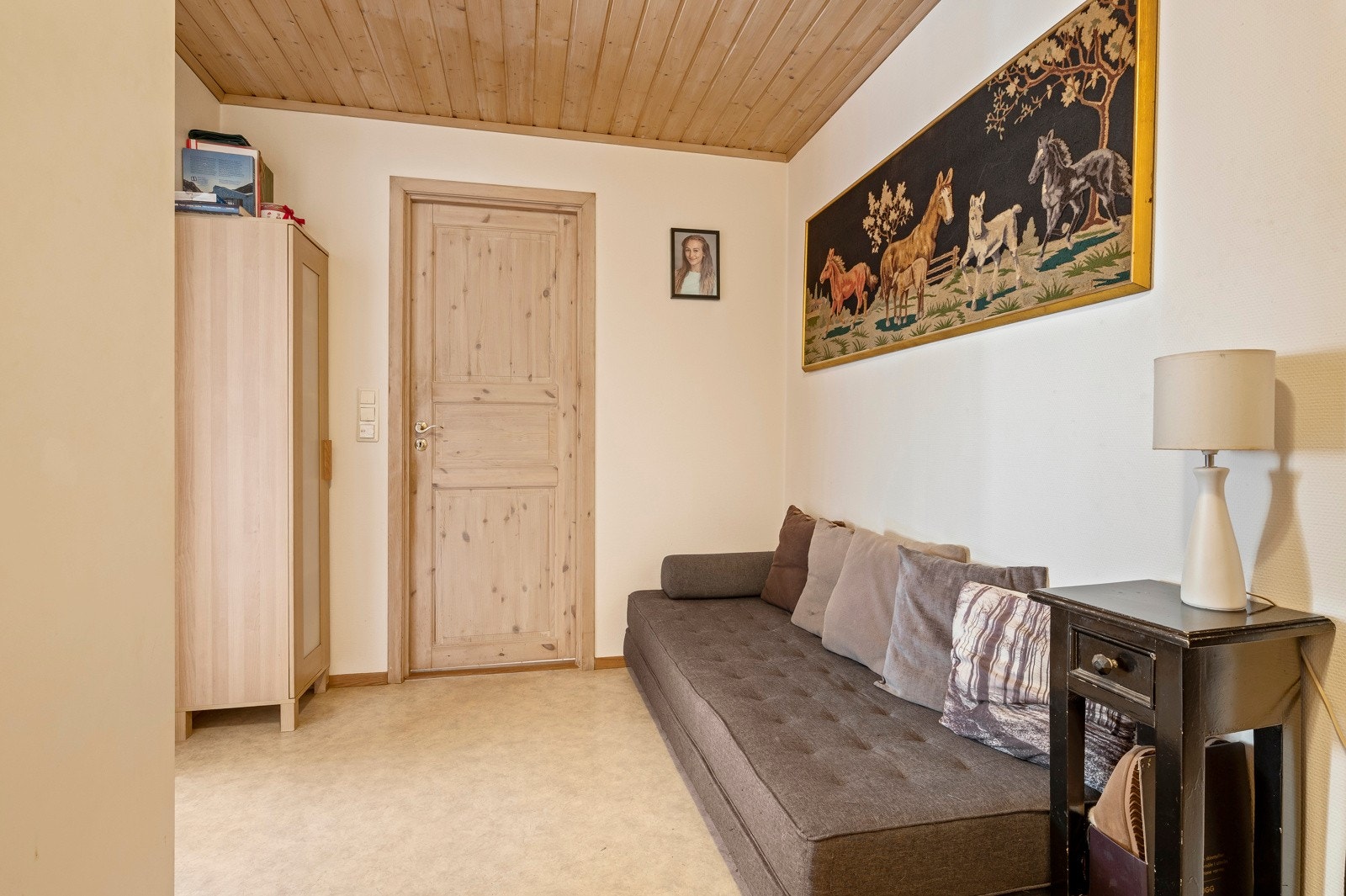 Et anvendelig rom som gir mulighet for flere bruksområder - enten du trenger et hjemmekontor, gjesterom eller ekstra lagringsplass Galleribilde