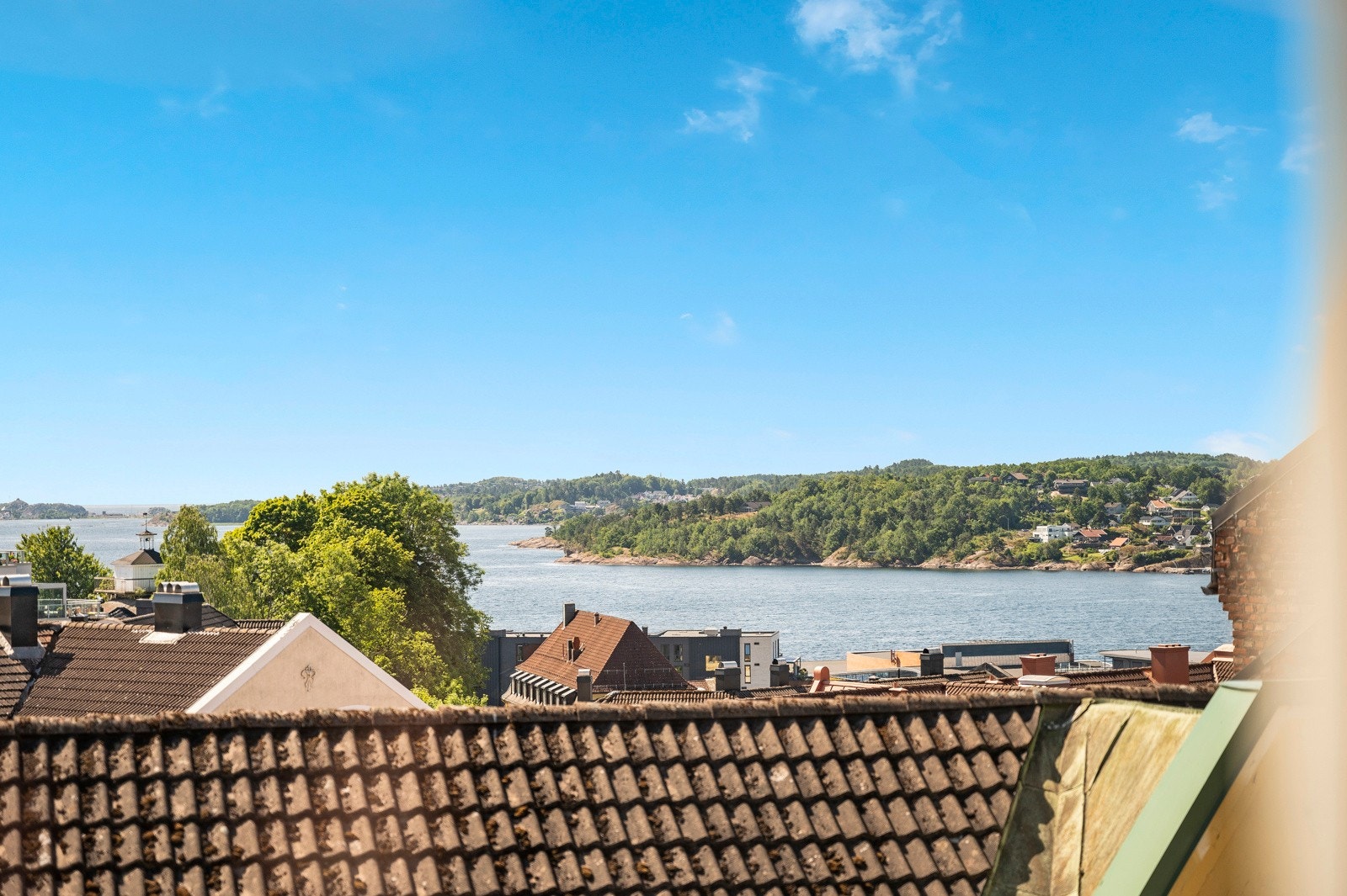 Fra balkong i 2. etasje får du en nydelig sjøutsikt Galleribilde