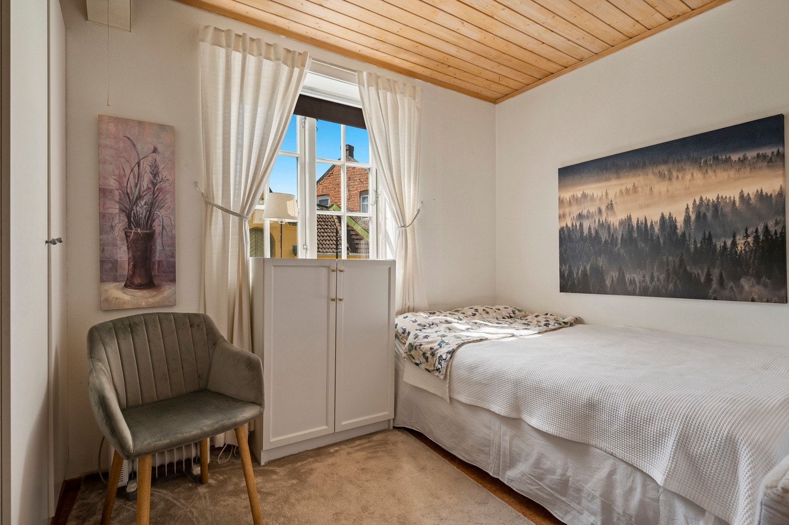 Et praktisk og komfortabelt soverom med plass til både seng, nattbord og oppbevaring Galleribilde