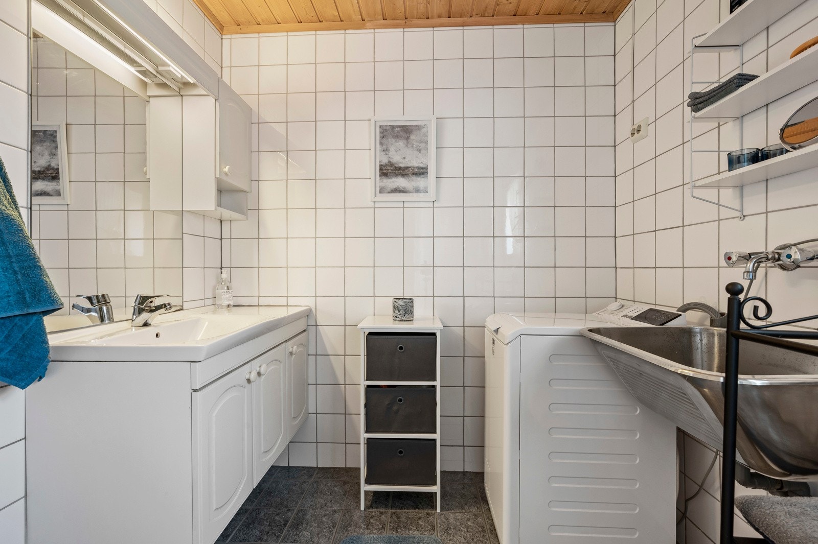 Badet har plass til vaskemaskin og oppbevaring samt holder normalt god standard Galleribilde