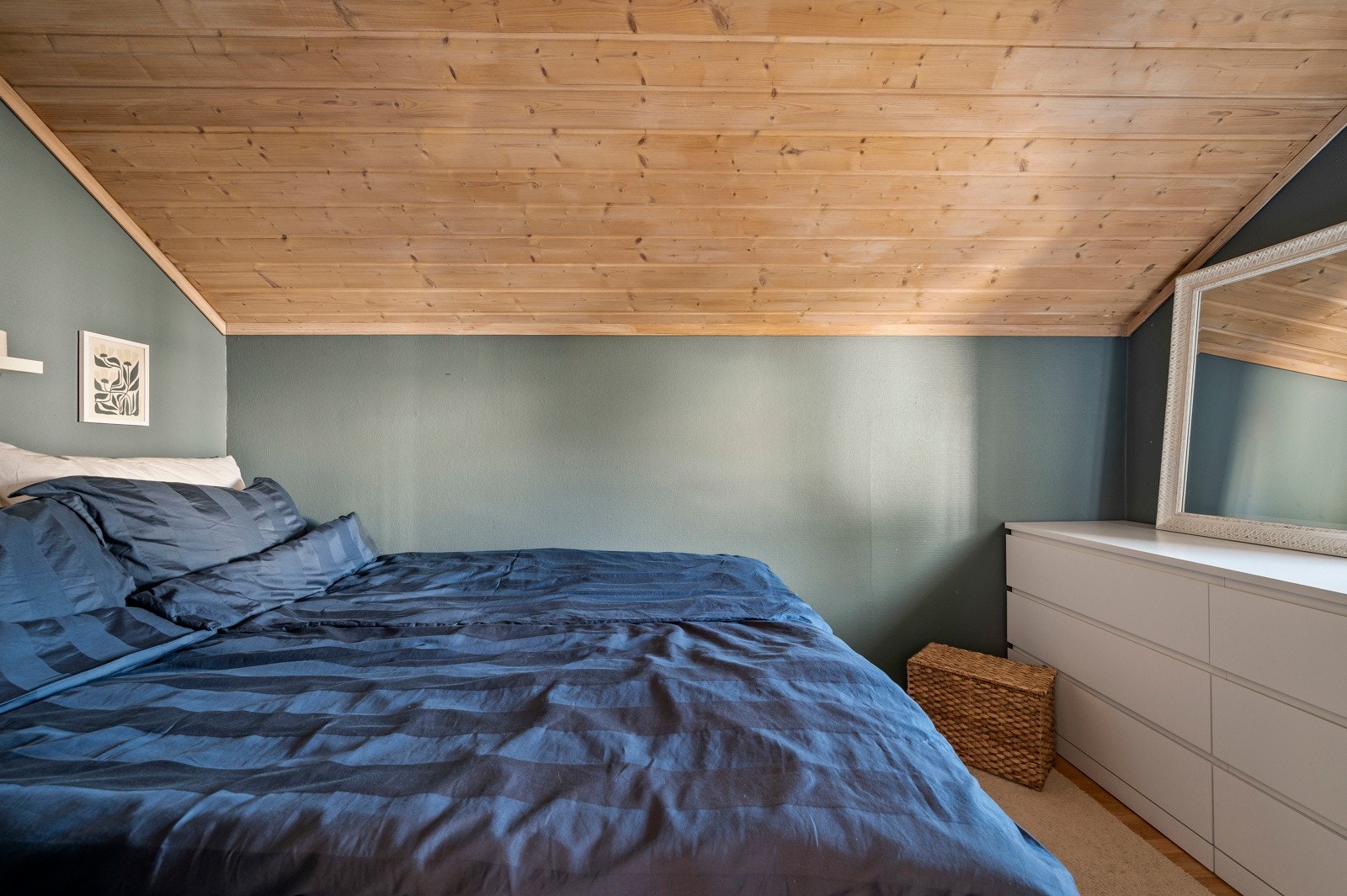 Soverom med plass til dobbeltseng og oppbevaring Galleribilde