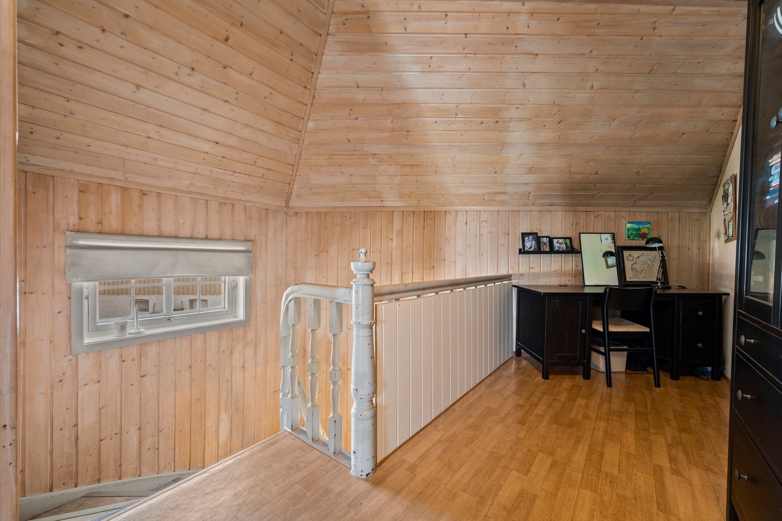 Åpen og luftig trapp opp til 2. etasje Galleribilde