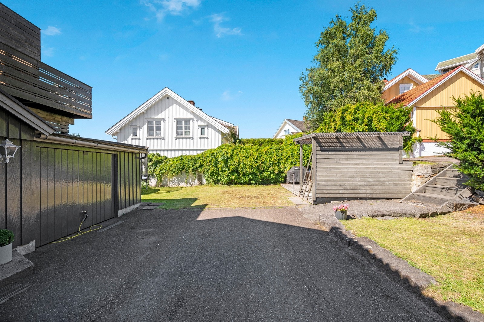 Innkjørsel er asfaltert og har god plass til parkering Galleribilde
