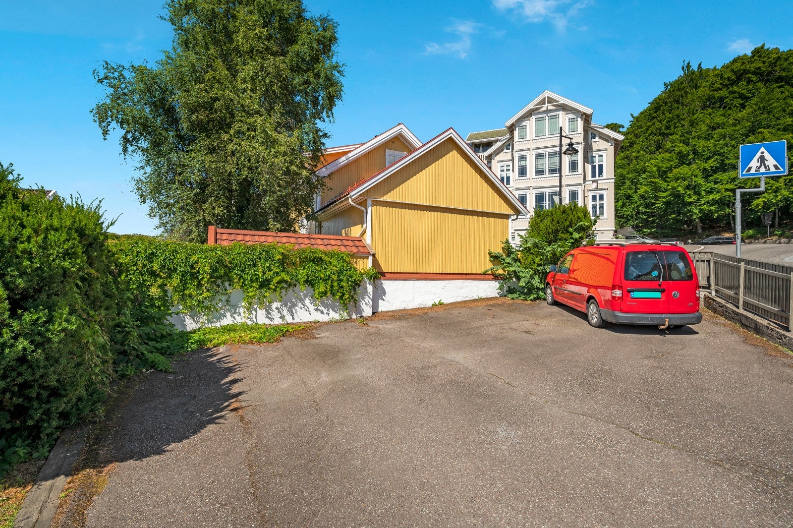 Tilhørende eiendommen er det en romslig parkeringsplass i tillegg til parkering i garasje og ved boligen Galleribilde