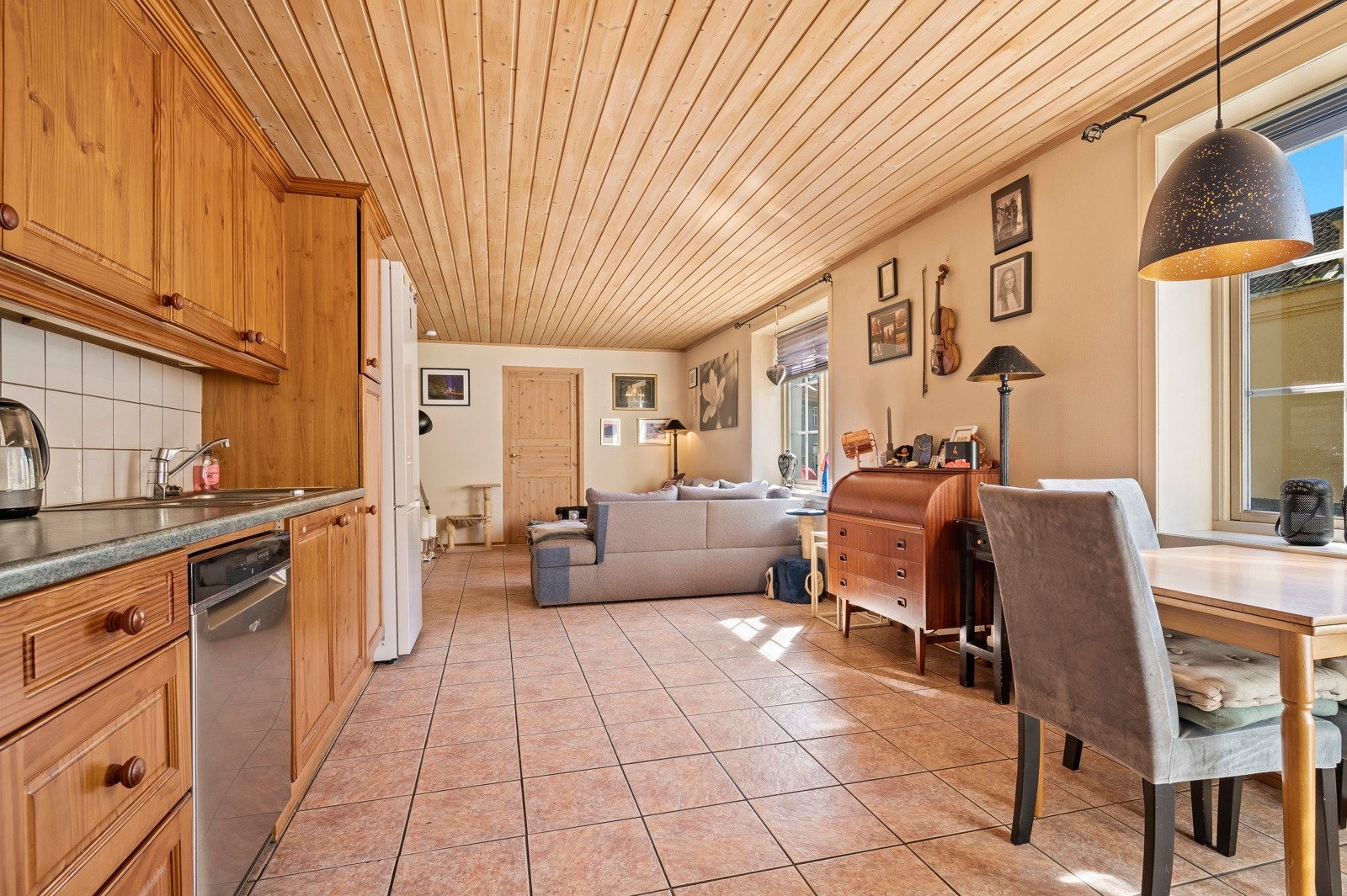 Underetasje inneholder kjøkken, stue, 2 soverom og bad Galleribilde