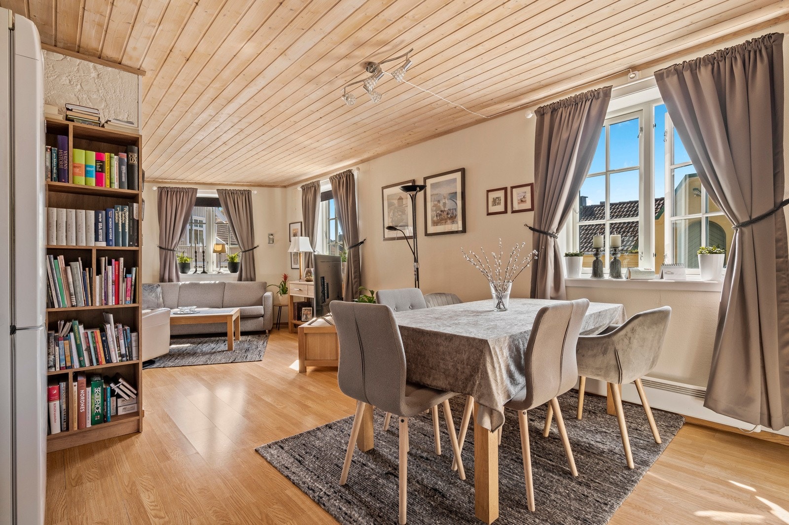 Stuen i 1. etasje er åpen og lys, med god plass til både sofakrok og spiseplass Galleribilde