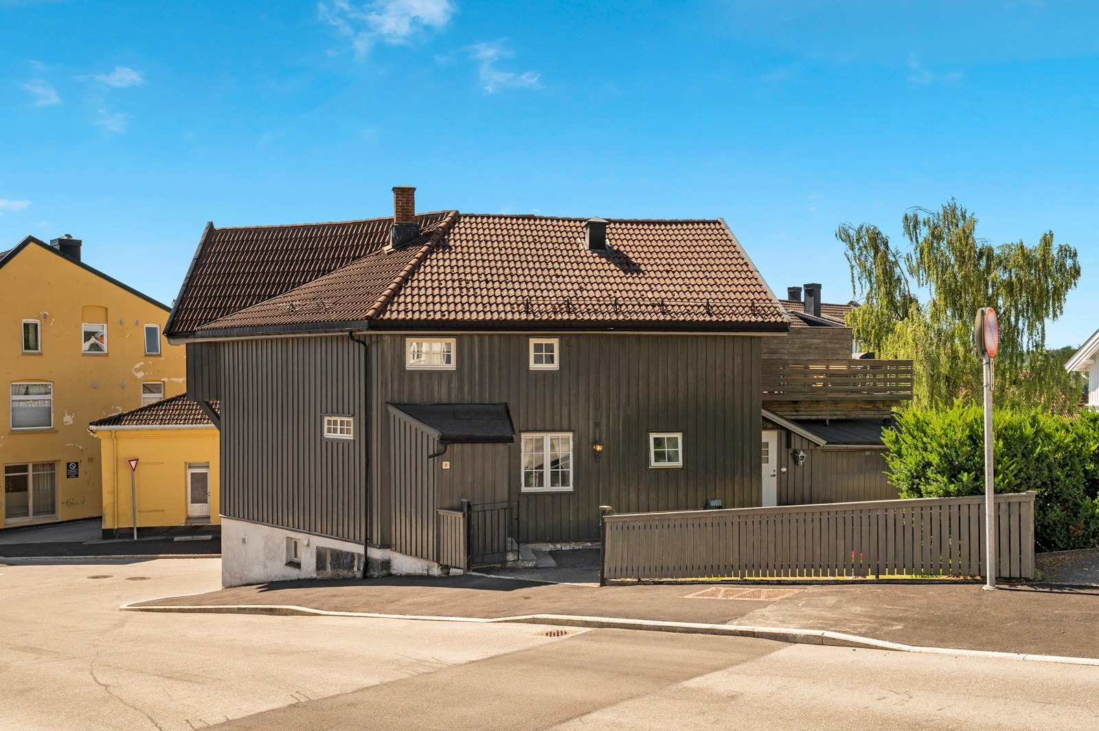 Like bak eiendommen finner du Bøkeskogen - her finnes flotte turområder, cafe, lekeplass, hundeklubb, naturskole samt bademuligheter i Farrisvannet Galleribilde