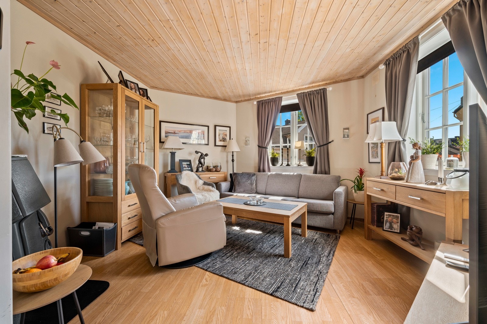 Denne koselige stuen har rom for møblering etter ønske og har vinduer i flere retninger som gir rommet rikelig med lys Galleribilde