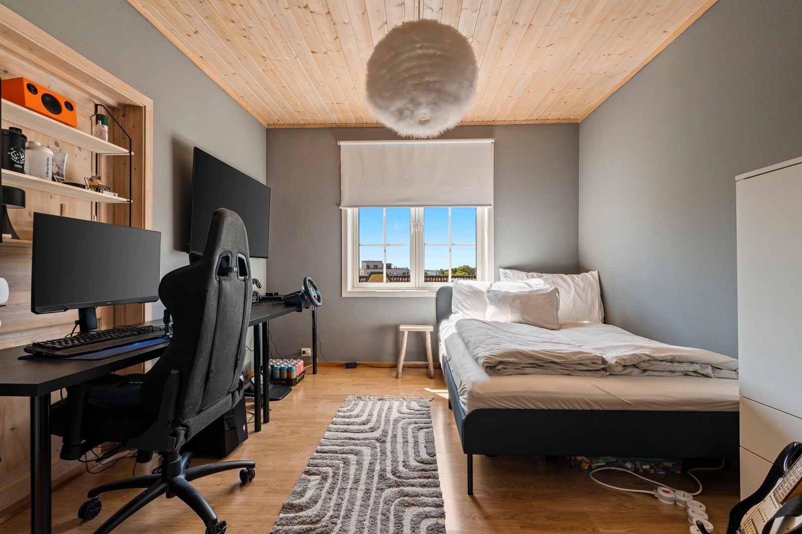 I husets 2. etasje finner du to lyse soverom samt et kontor Galleribilde