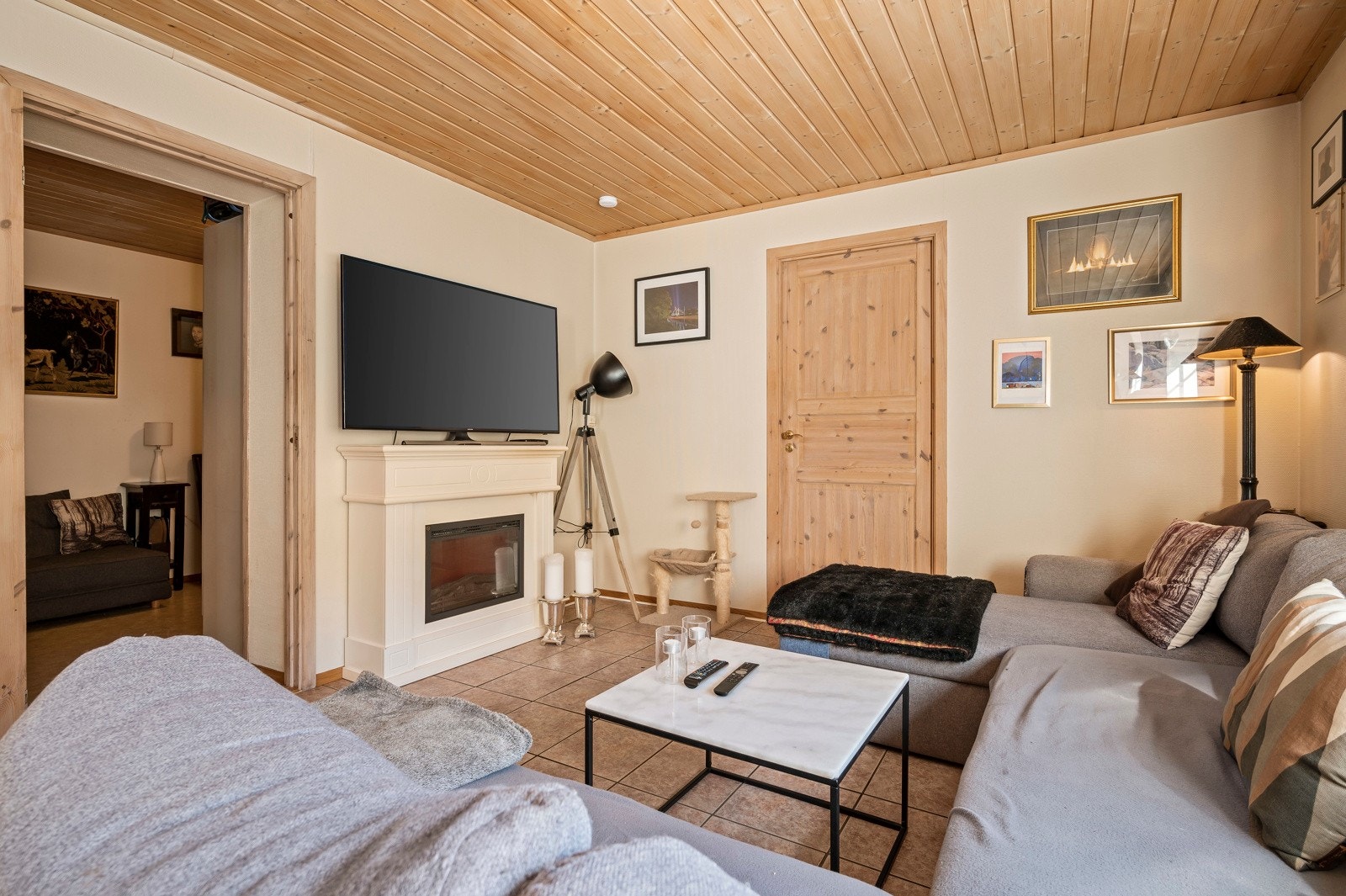 Som i de øvrige etasjene er rommene i underetasjen preget av lyse fargetoner og rikelig dagslys, noe som gir en helhetlig og trivelig romfølelse Galleribilde