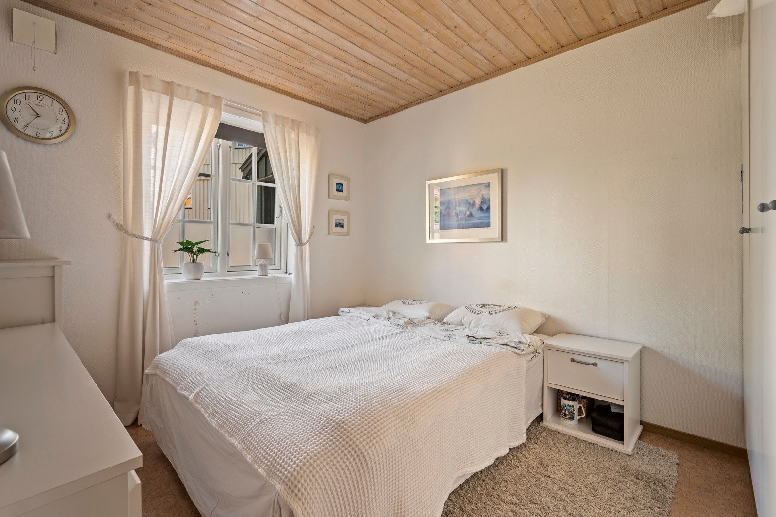 Hovedsoverommet i 1. etasje har plass til oppbevaring samt dobbelseng Galleribilde