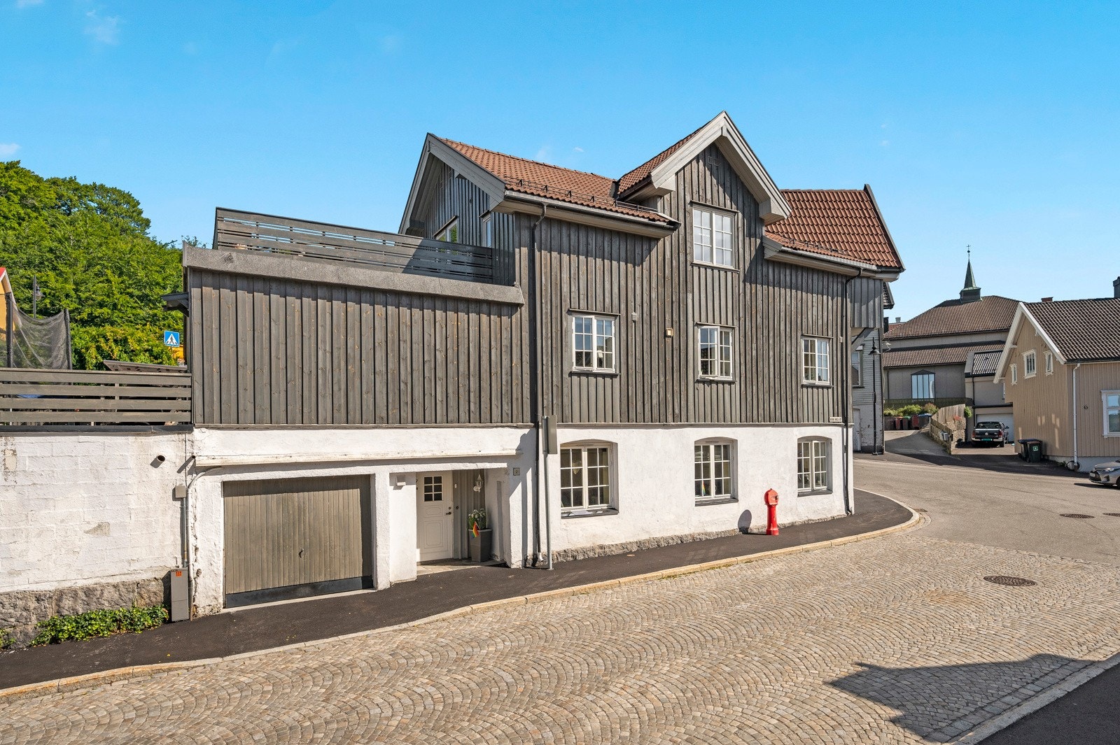 Eneboligen er frittstående og bærer preg av tradisjonelle utforminger Galleribilde