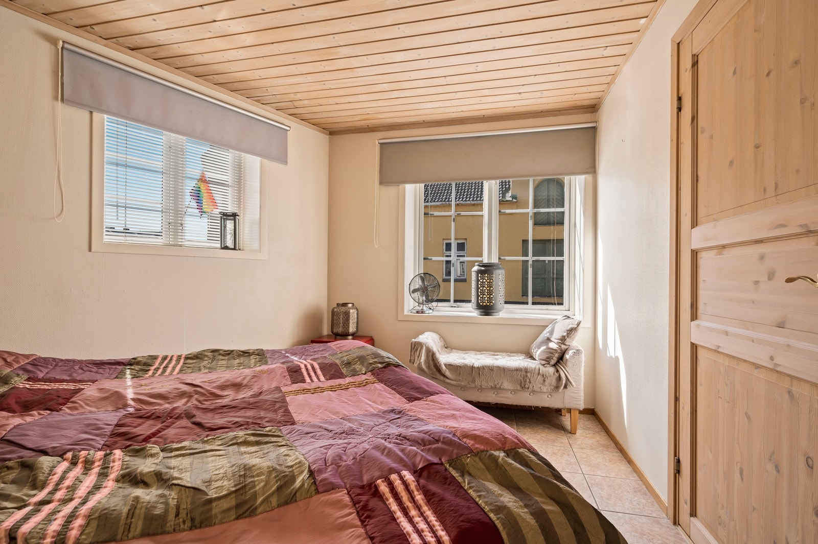 Et lyst og praktisk soverom med nøytral fargepalett og mulighet for fleksibel innredning Galleribilde