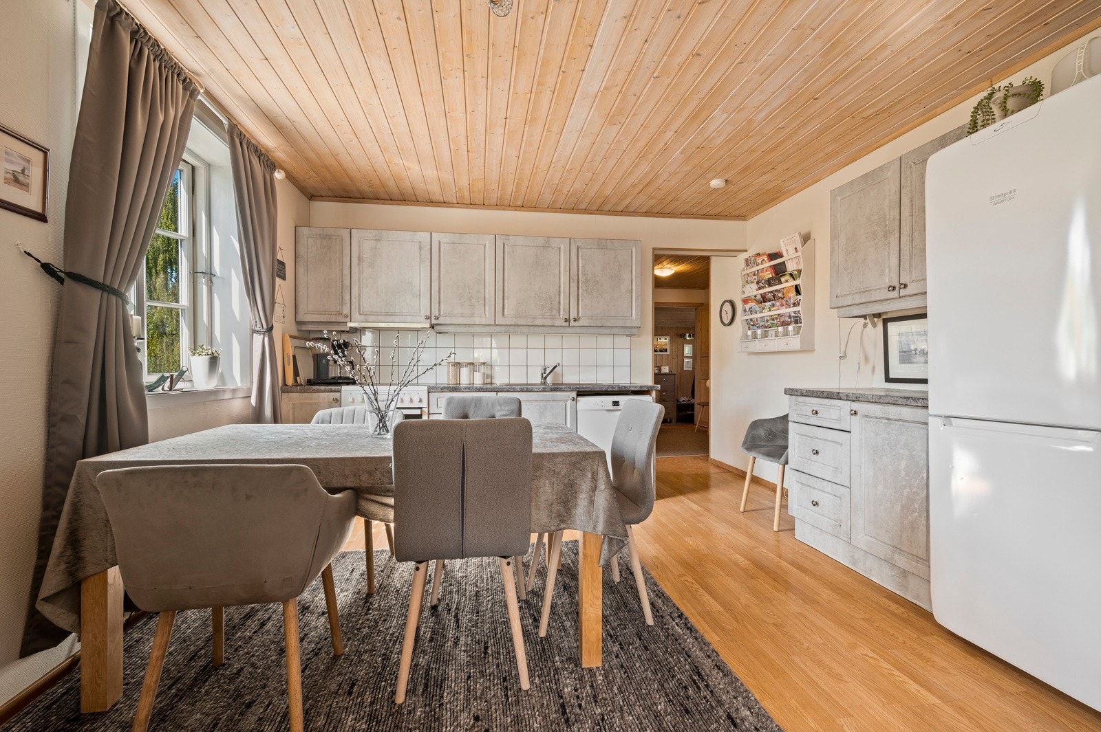 Her får du et kjøkken som står i stil med stuen Galleribilde