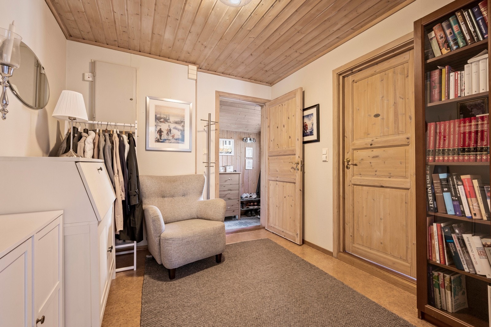 Tilknyttet entre har du en romslig gang med gode lagring- og oppbevaringsmuligheter Galleribilde