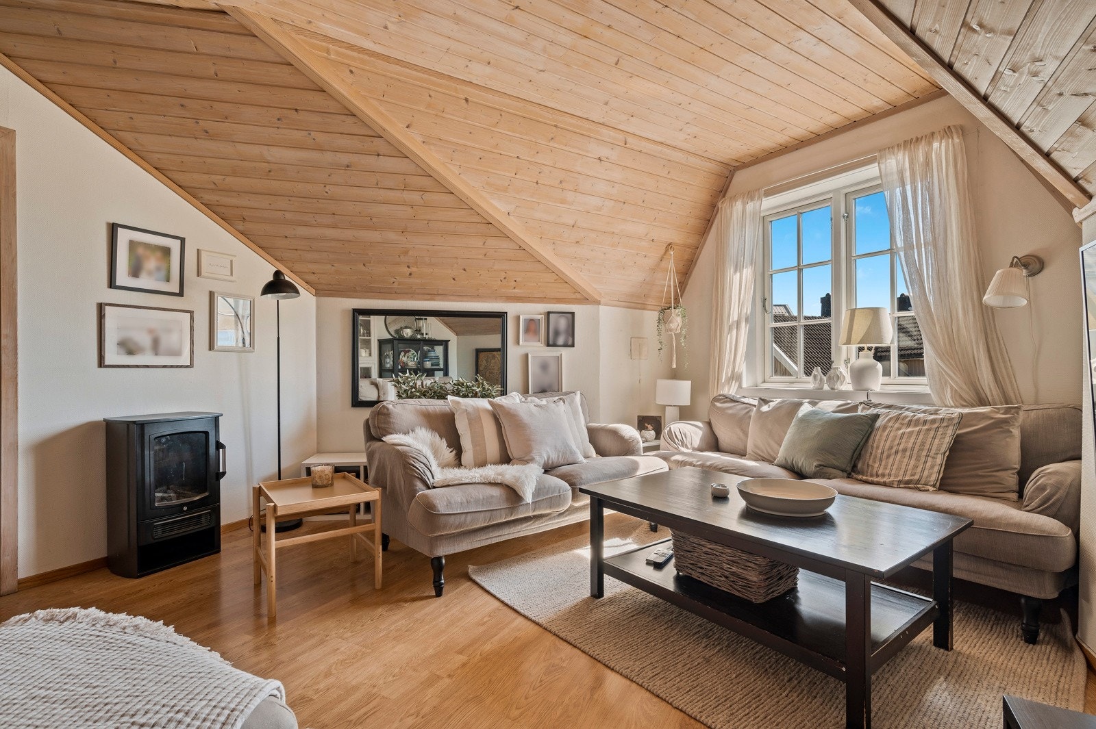 Denne innholdsrike bygården går over 3 plan med en leilighet i hver etasje Galleribilde