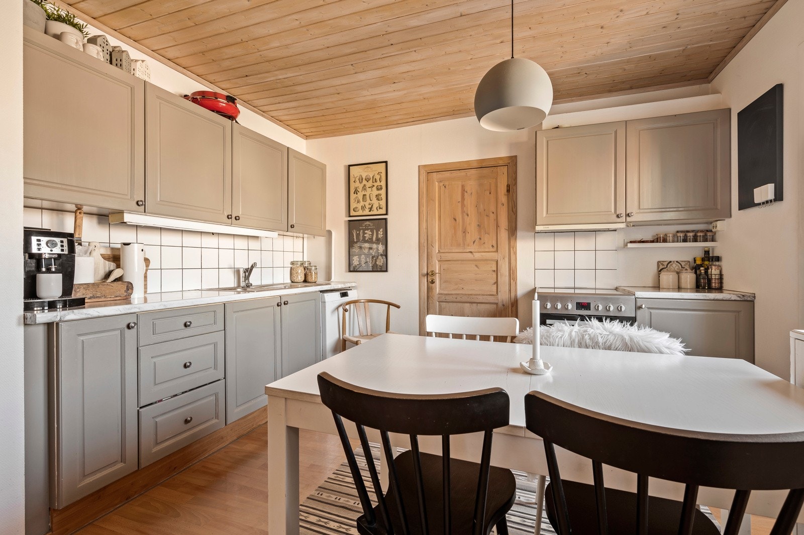 Kjøkkenet er praktisk med gjennomtenkt planløsning og funksjonelle soner Galleribilde