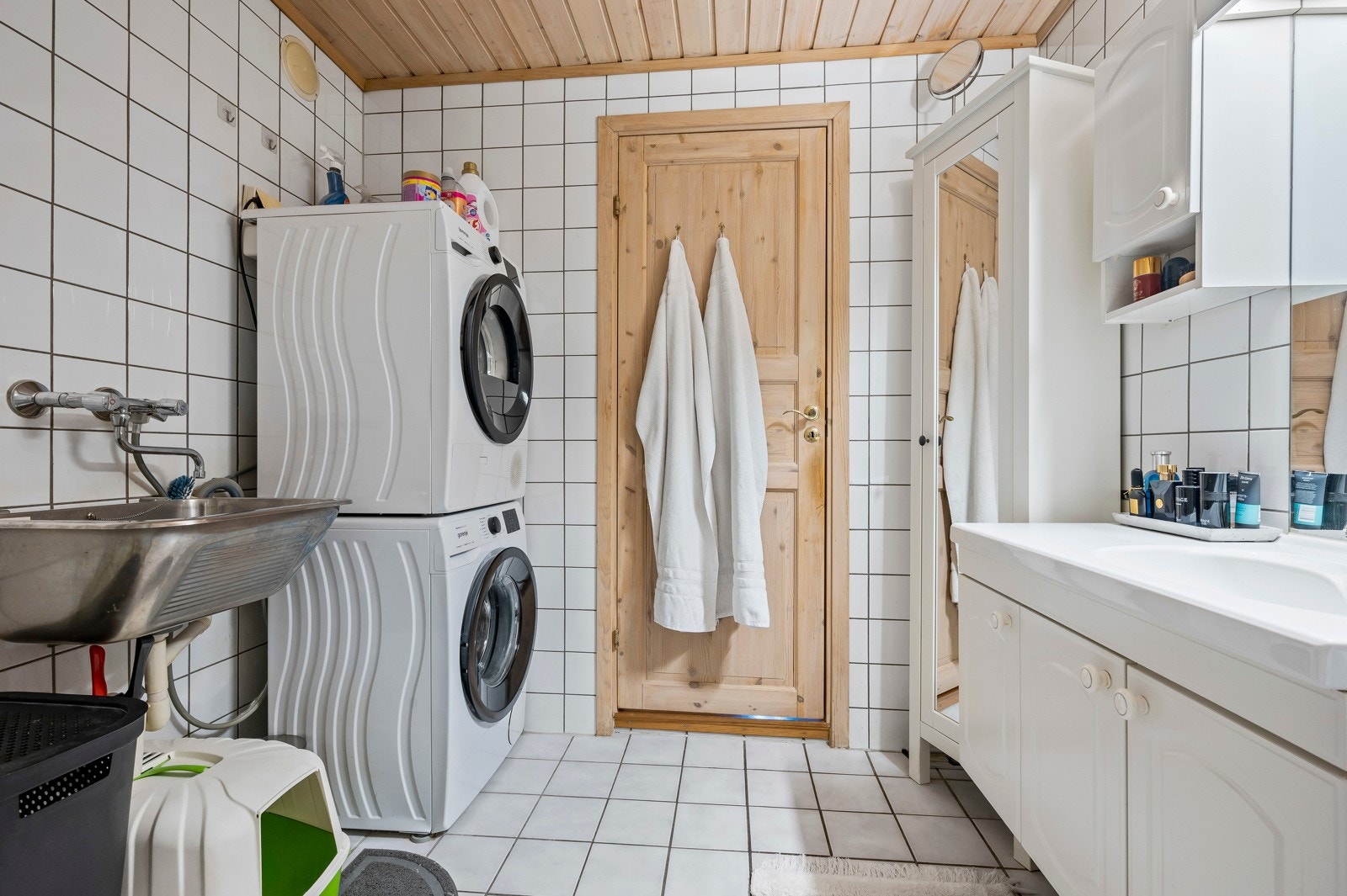 Badet er flislagt og har en romslig utforming med plass til dusj, toalett, vaskemaskin, tørketrommel og servant Galleribilde