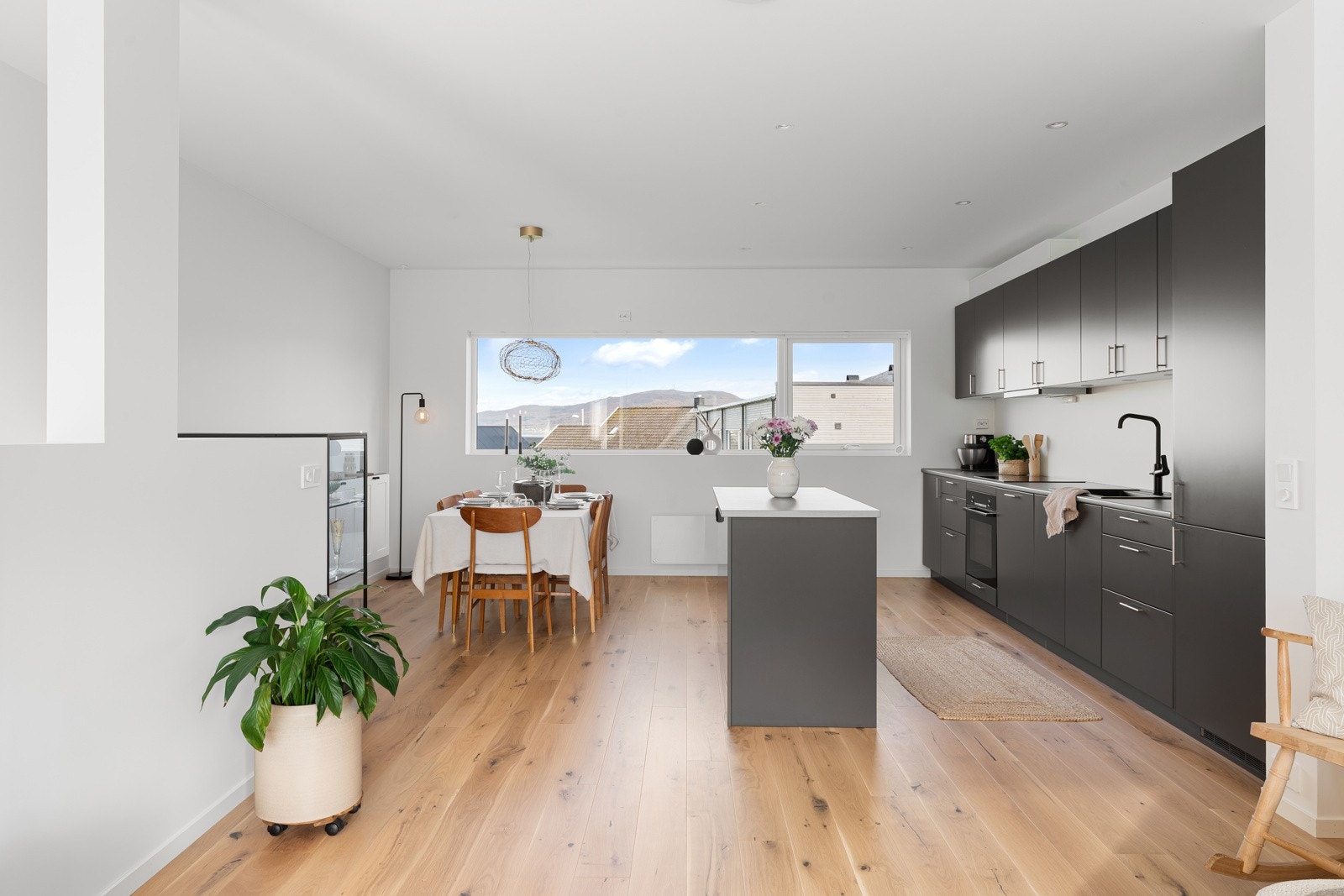 Kjøkken og spisestue ligger strategisk sammen. Galleribilde