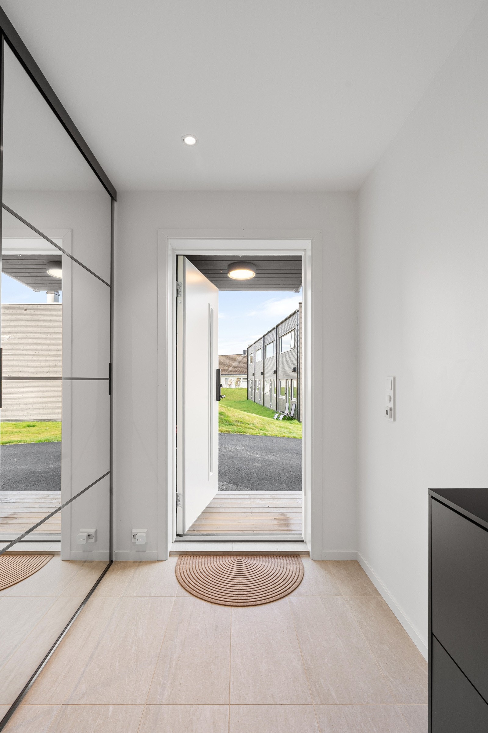 Velkommen inn! Her ønskes du velkommen til et strøkent inngangsparti med innsatt skyvedørsgarerobe som gir deg god plass til oppheng av yttertøy og sko. Galleribilde