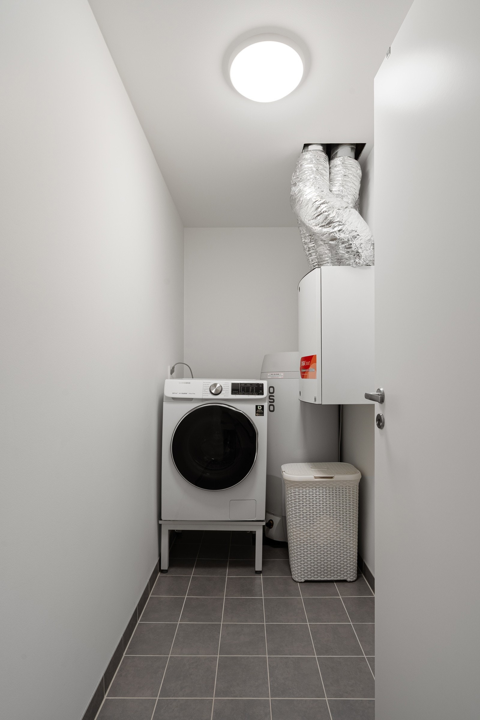 Praktisk vaskerom med god plass til både vaskemaskin og tørketrommel. Galleribilde