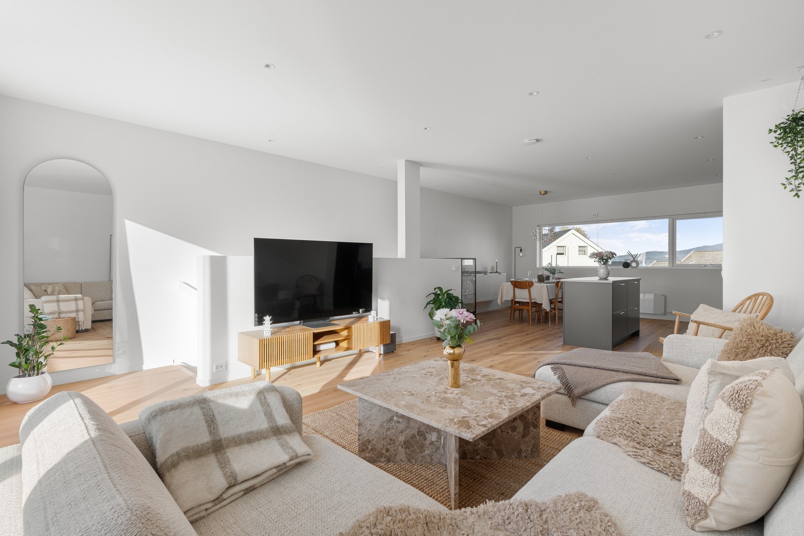 Moderne og åpen planløsning gjør allrommet til en meget sosial sone som inviterer til hyggelige stunder. Galleribilde