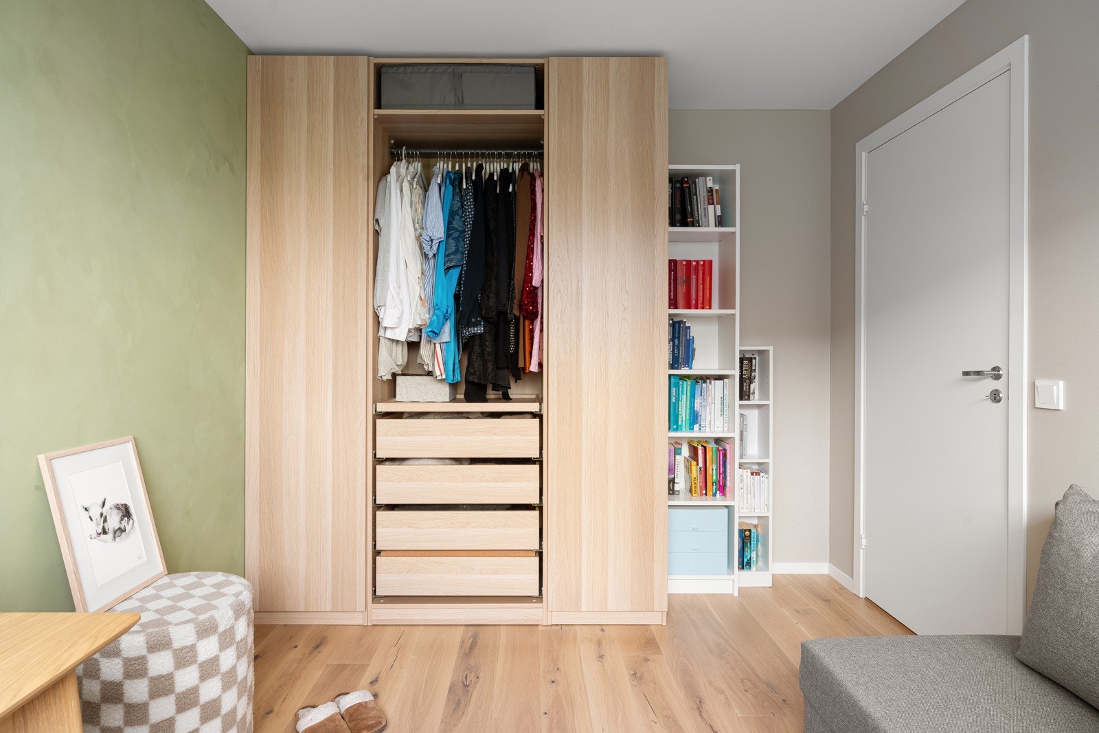 Moderne garderobeløsning med god plass til klærne dine. Galleribilde