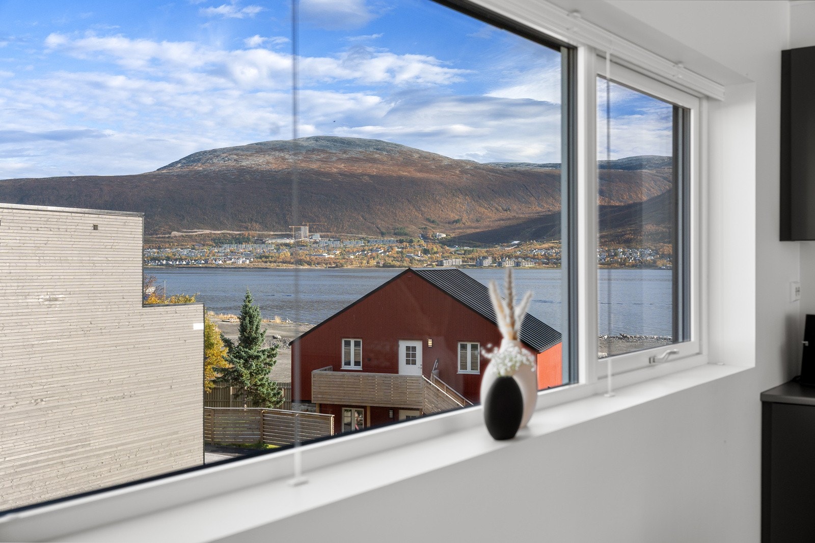 Du kan nyte nydelige omgivelser ut av de mange vindusflatene. Galleribilde