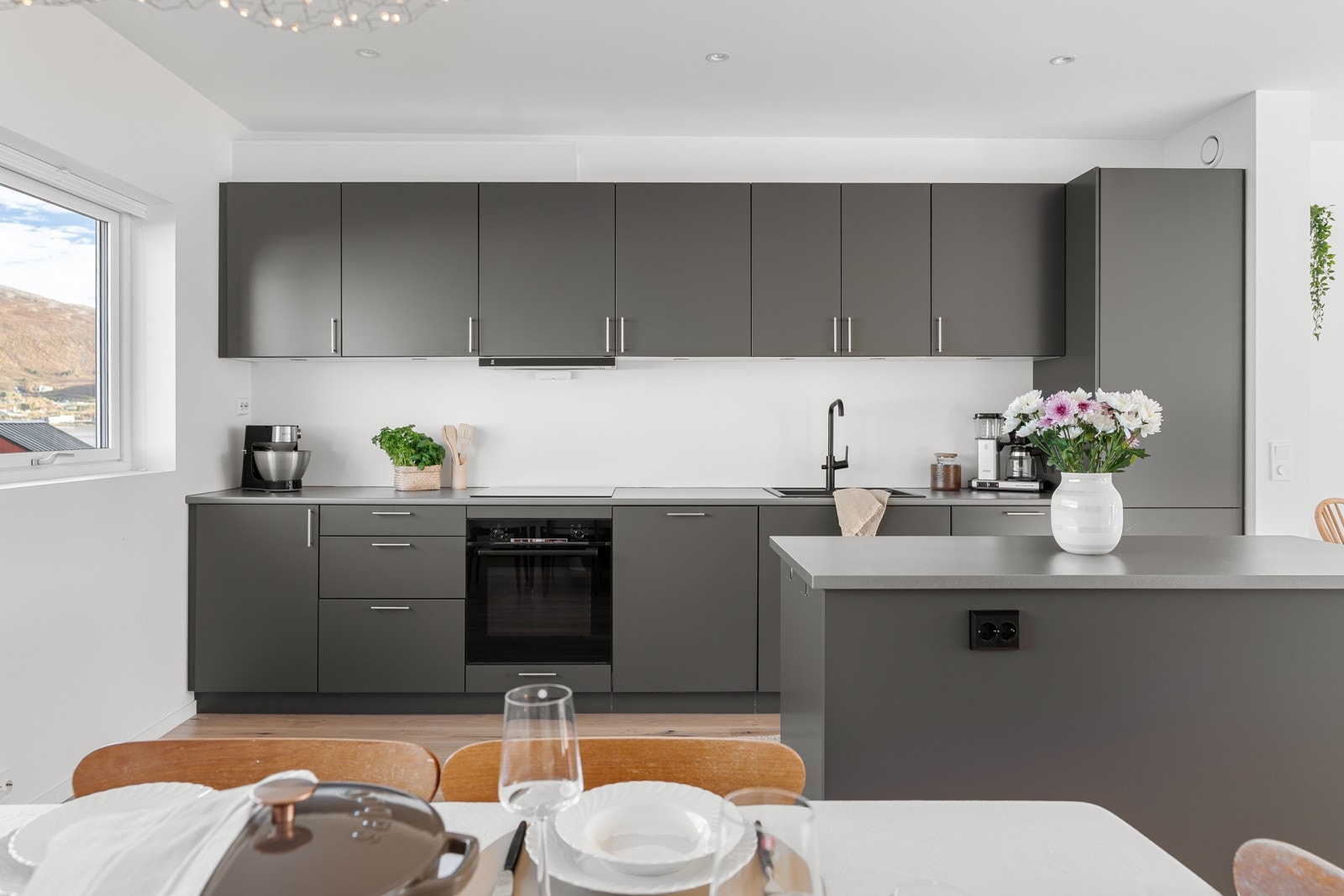 Kjøkkenet er levert av Drømmekjøkkenet med integrerte hvitevarer som induksjonstopp, oppvaskmaskin, steikeovn med varmluft, høyskap med integrert kjøl frys. Galleribilde