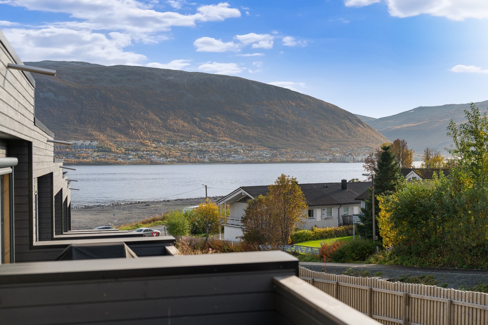 Fra balkongen har du nydelig utsikt over havet mot fastlandet og Fjellheisen! Galleribilde