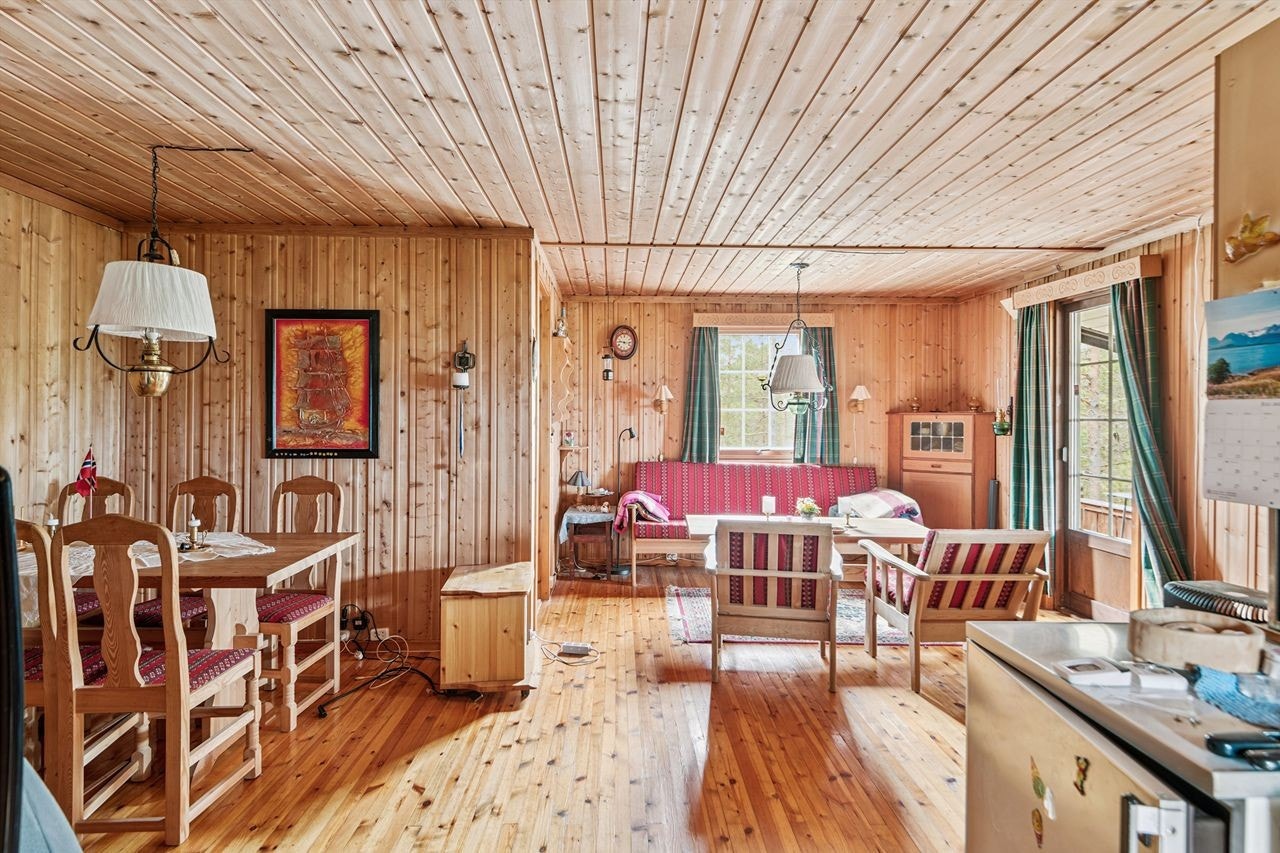 Den åpne stue- og kjøkkenløsningen danner et sosialt og romslig allrom. Galleribilde