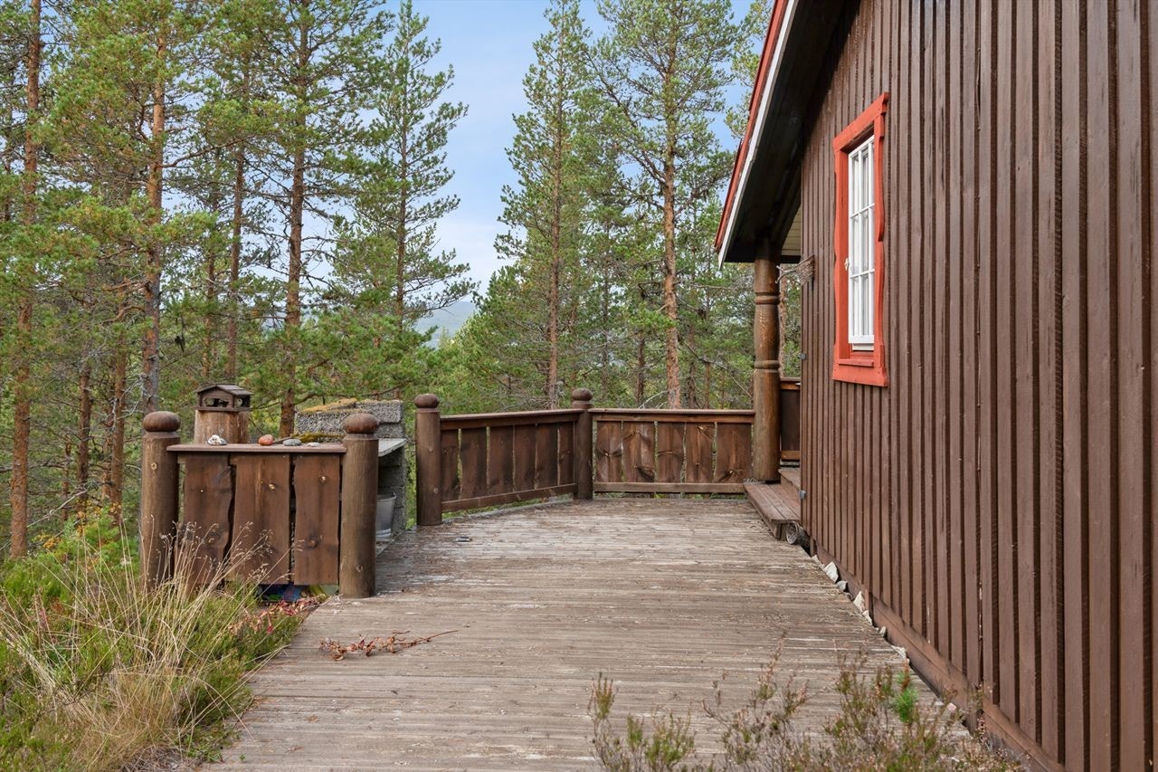 En romslig terrasse strekker seg langs hyttas side og gir gode uteplasser. Galleribilde