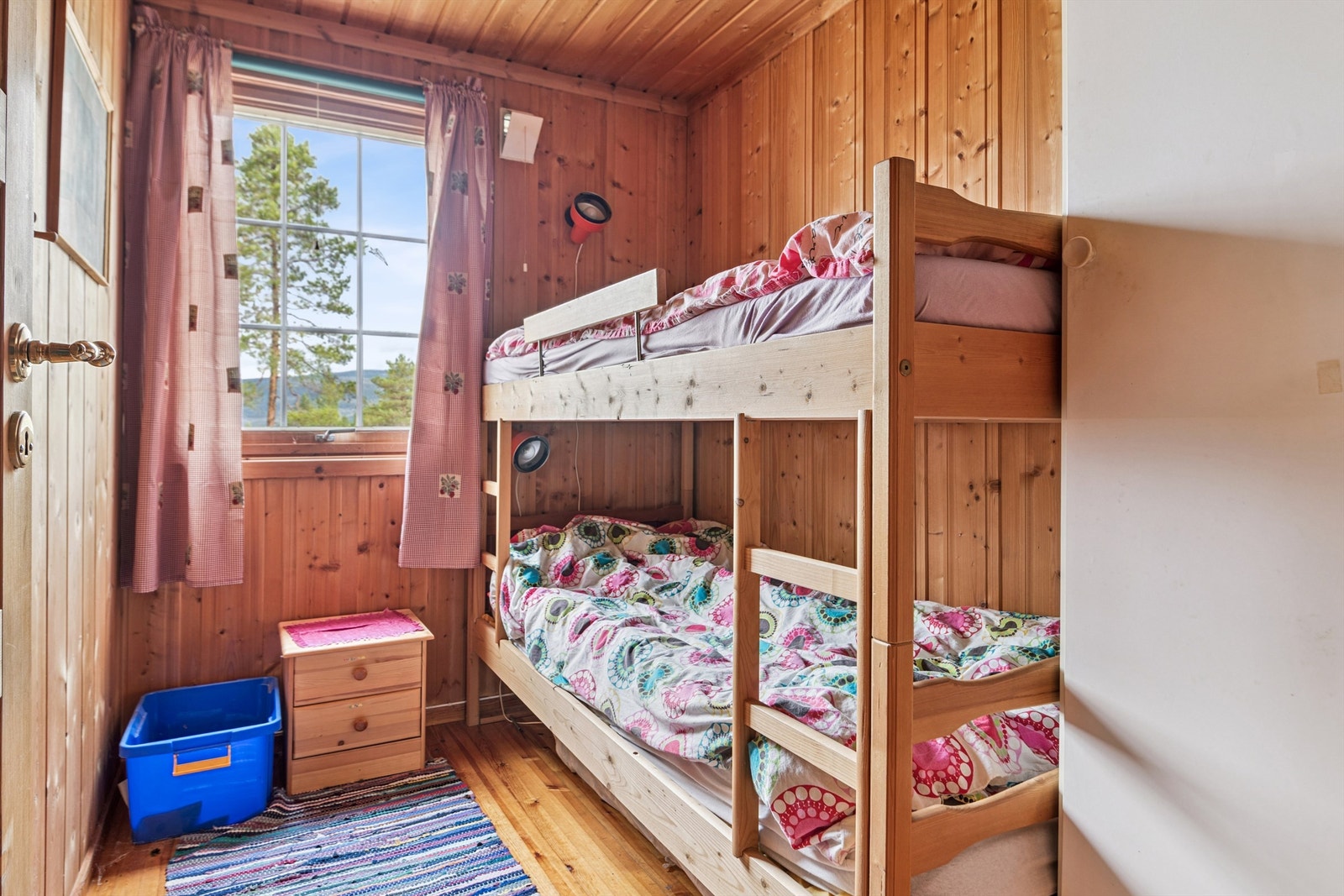 Det andre soverommet er praktisk innredet med en køyeseng. Galleribilde