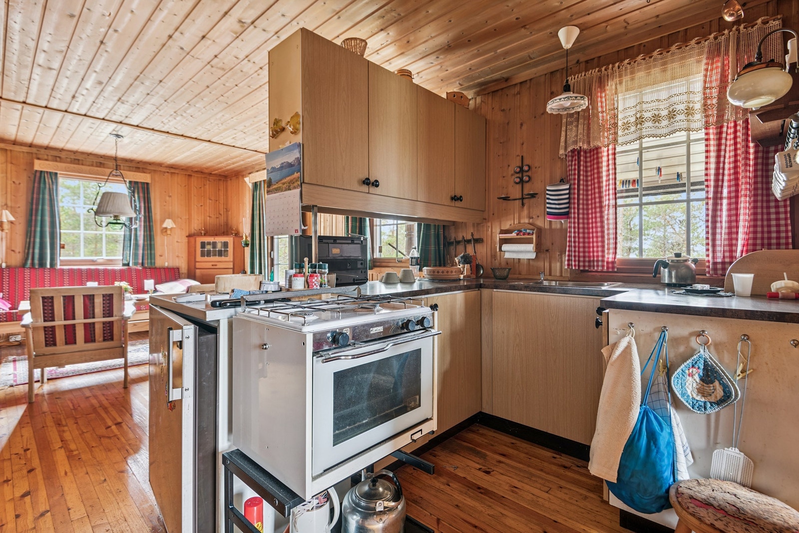 Kjøkkenet har en enkel standard med gassbluss for matlaging og god benkeplass. Galleribilde