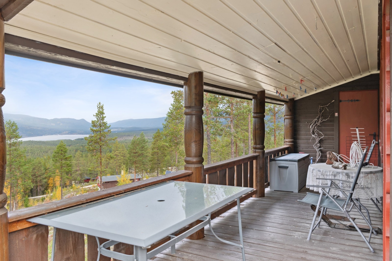 Den overbygde verandaen er et ypperlig sted for å nyte utsikten i all slags vær. Galleribilde