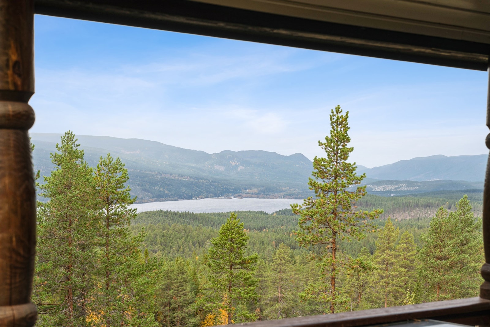 Fra eiendommen er det flott utsikt mot Storsjøen og de omkringliggende fjellene. Galleribilde