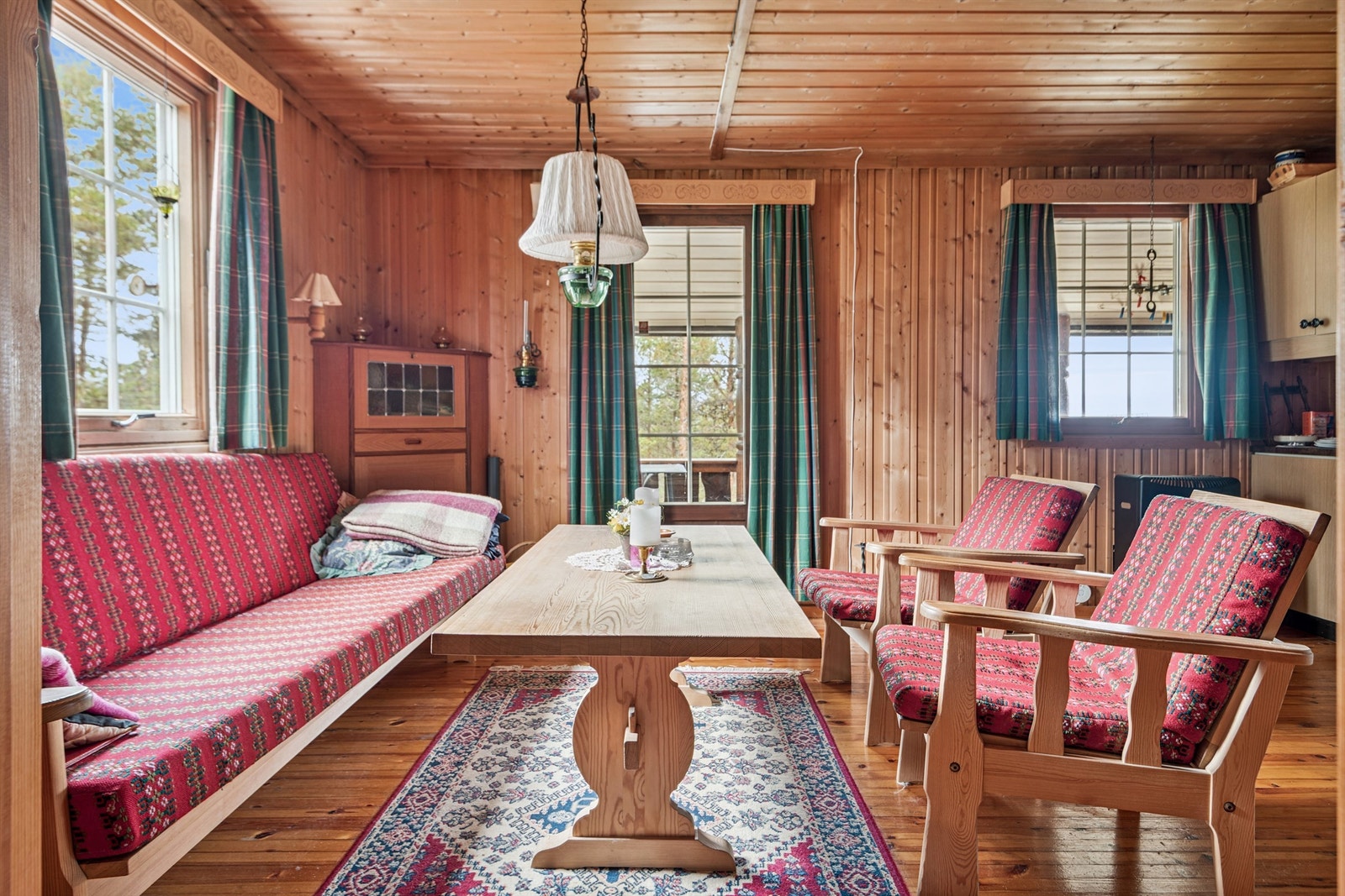 Vinduene i stuen slipper inn godt med dagslys. Galleribilde