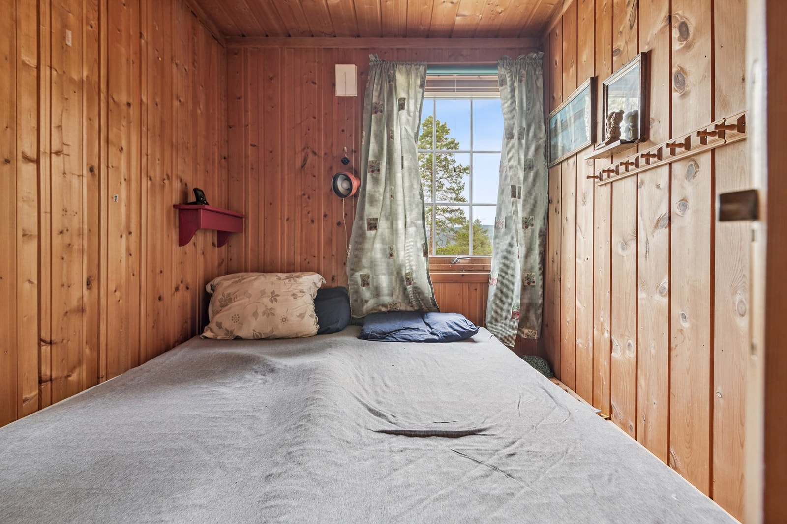 Hytta inneholder to soverom og en bod som er omgjort til soverom. Dette rommet har plass til dobbeltseng. Galleribilde