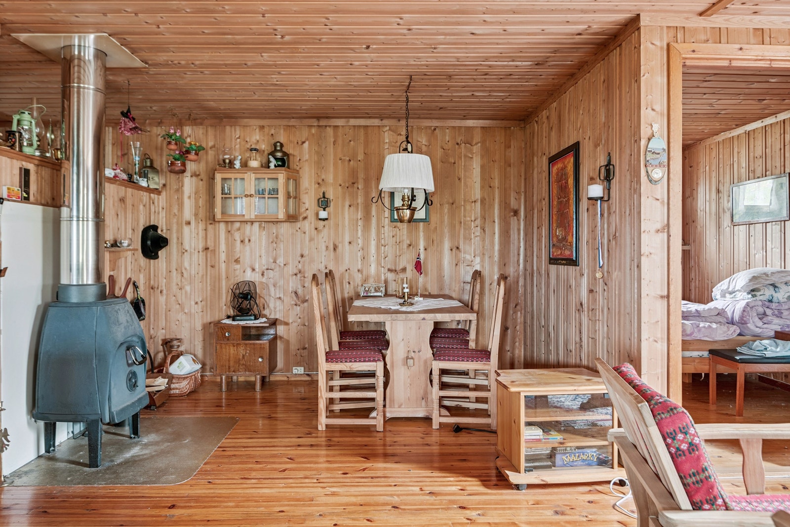 Vedovnen gir effektiv oppvarming, og et enkelt solcelleanlegg forsyner hytta med strøm til belysning. Galleribilde