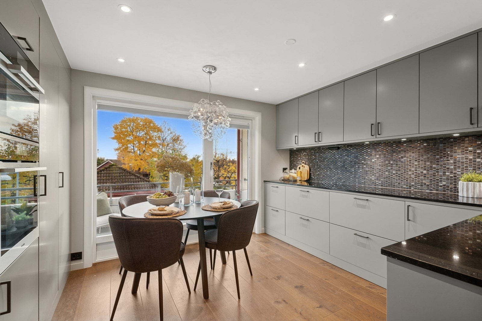 Kjøkkenet har god plass til spisebord og direkte utgang til balkongen. Galleribilde