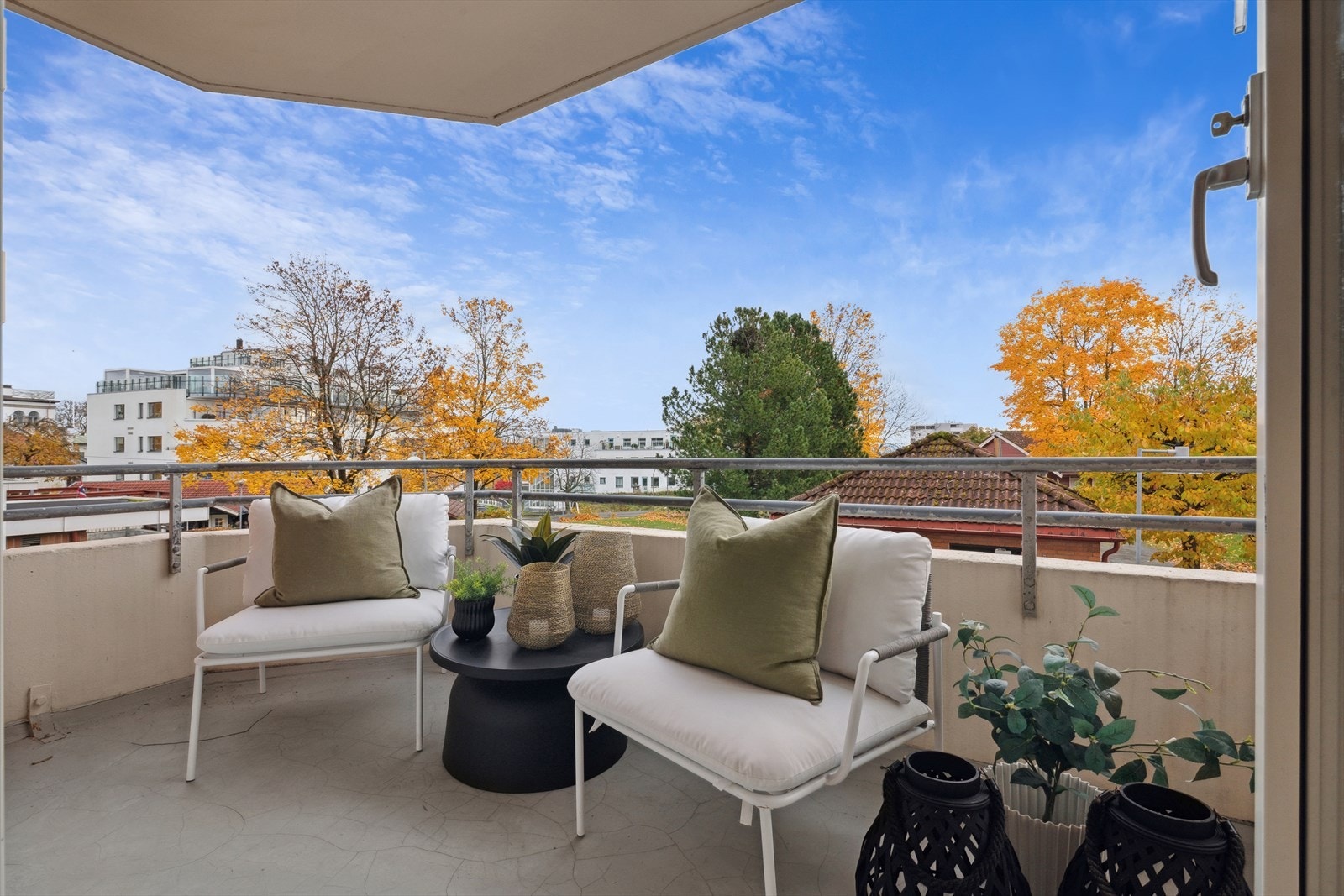 Fra kjøkkenet er det utgang til balkongen som vender mot borettslagets fellesareal. Galleribilde