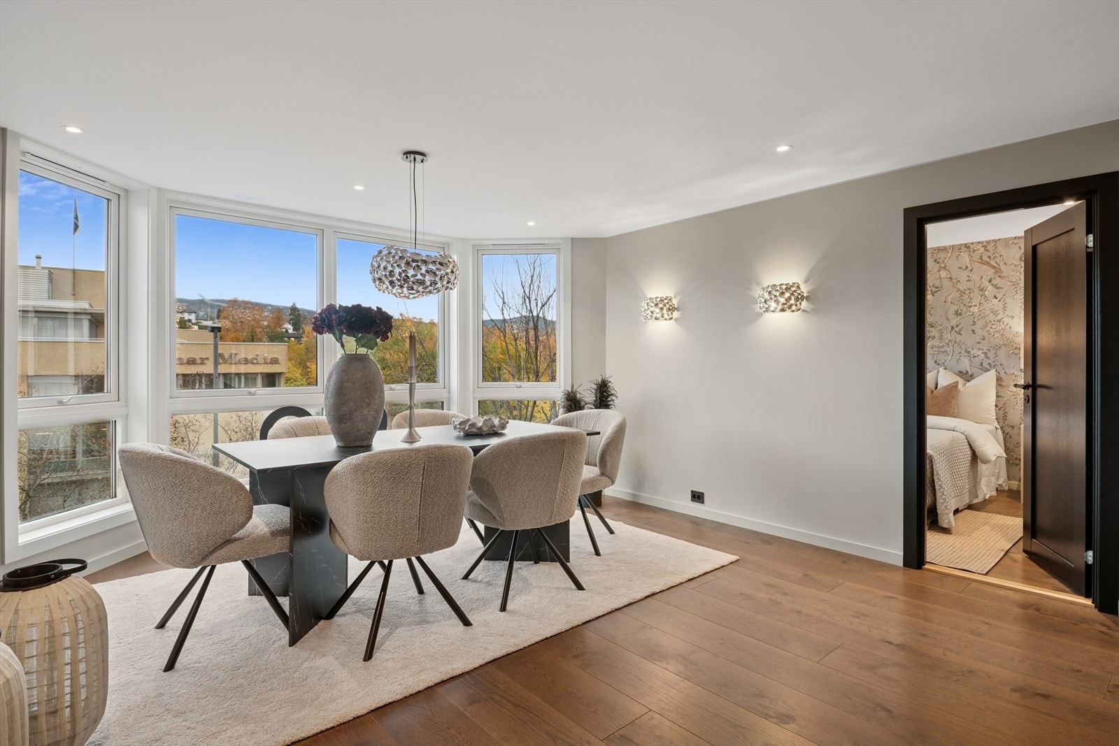 Fra stuen har man inngang til hovedsoverommet og soverom to. Galleribilde