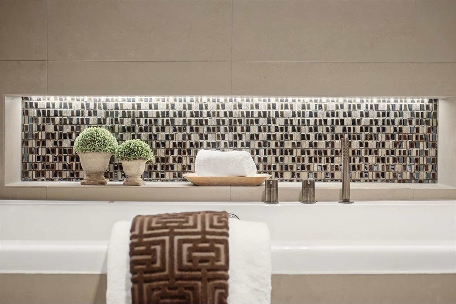 Integrert funksjonell nisje med belysning som skaper et elegant uttrykk. Galleribilde