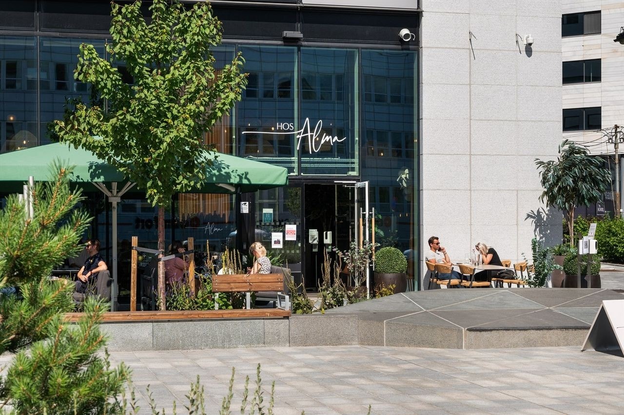 På Harbitz torg har du spisesteder: "Laboratoriet" og "Lokal" Galleribilde