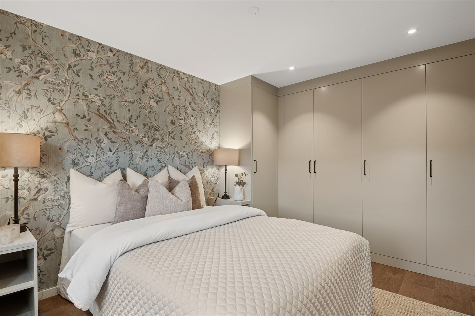 Plassbygde garderobeskapene strekker seg fra gulv til tak samt plassbygde nattbord. Galleribilde