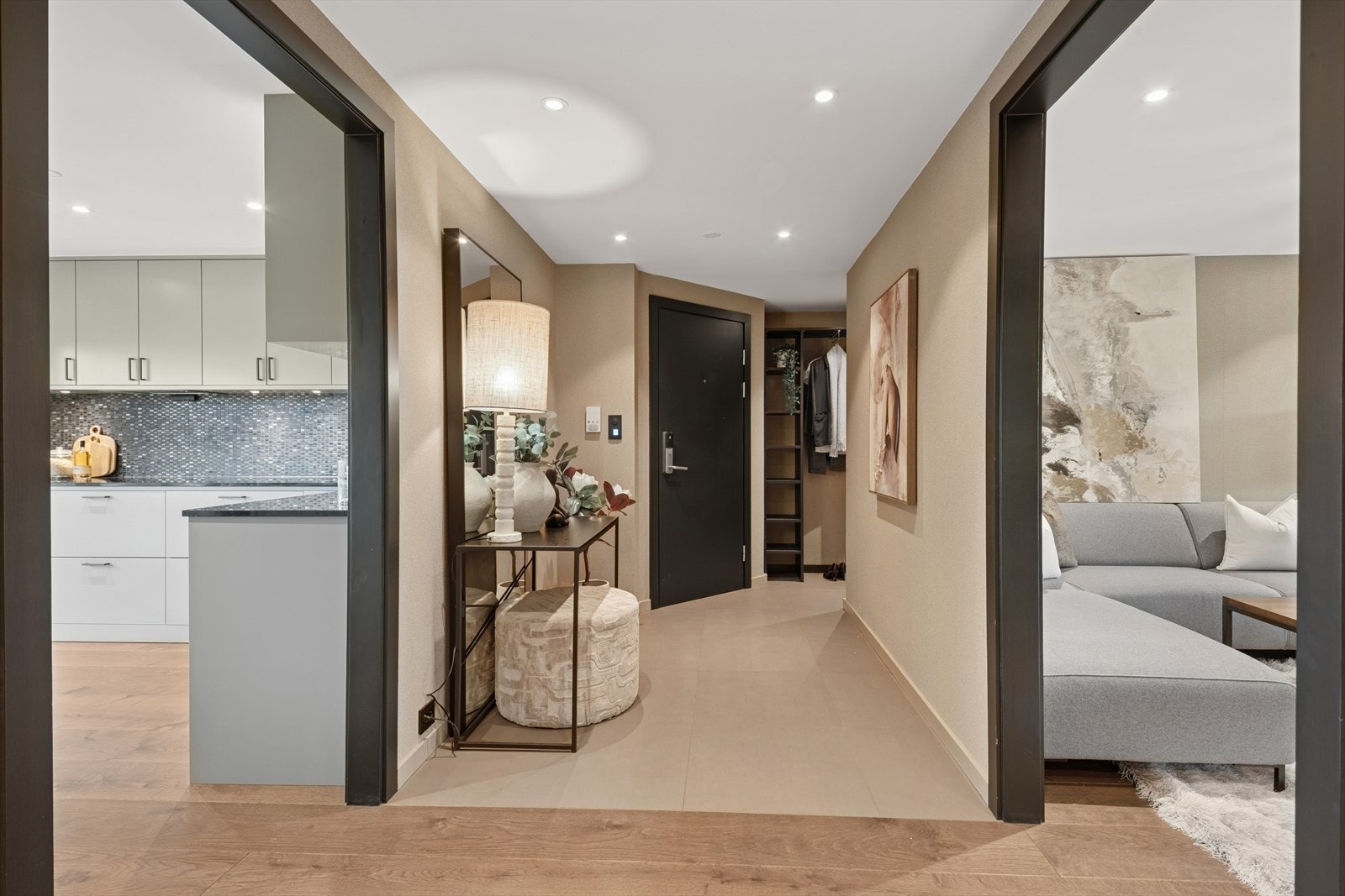 Romslig flislagt ente med direkte tilgang til innvendig garderobe. Galleribilde