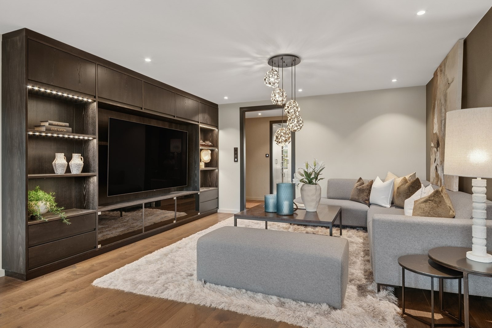 Sofasonen har en behagelig avstand til den spesialbygde TV-veggen. Galleribilde