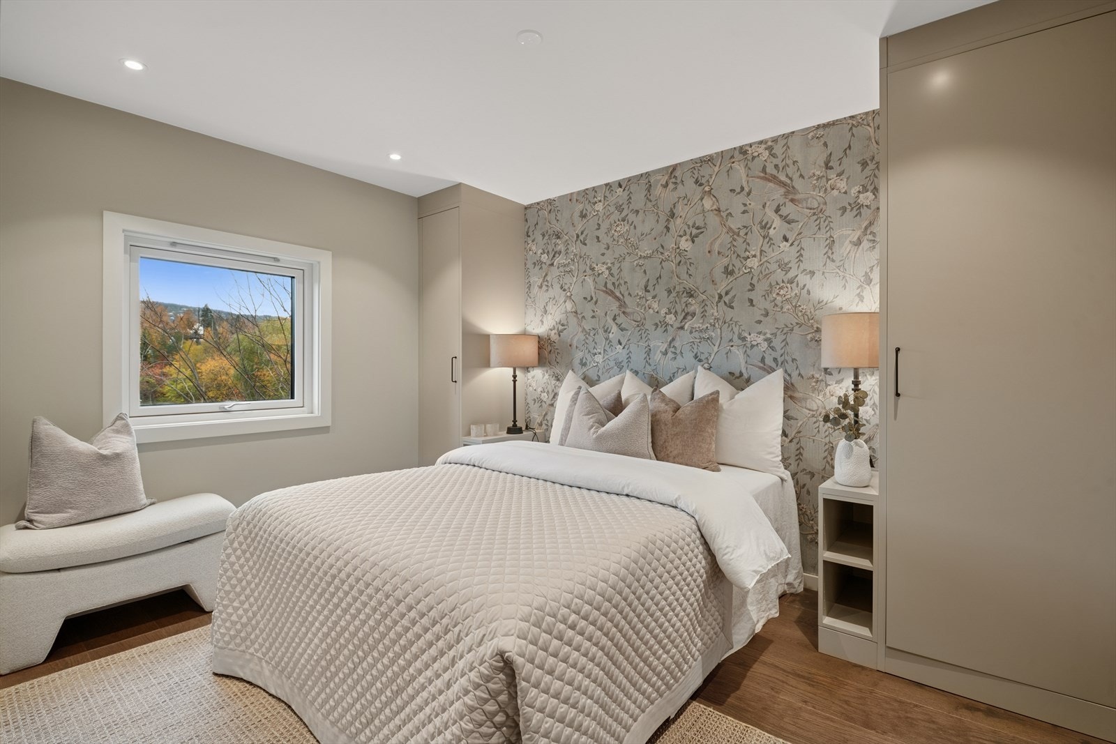 Hovedsoverommet er romslig og funksjonelt, med god plass til dobbeltseng. Galleribilde